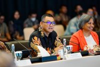 Direktur Utama PLN Darmawan Prasodjo (kiri) menekankan PLN terus mendukung perubahan industri yang mengarah ke nol emisi dengan menyediakan layanan Green Energy as a Service, langkah ini selaras dengan upaya Pemerintah memenuhi target Net Zero Emissions (NZE) di tahun 2060.