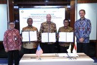 Penandatanganan kelanjutan Kerangka Acuan Kerja (KAK) antara PLN dan United States Agency for International Development (USAID) yang dilakukan oleh Direktur Legal dan Manajemen Human Capital PLN Yusuf Didi Setiarto (kedua dari kiri), Chief of Party USAID SINAR William R. Meade (tengah), dan Direktur Perencanaan Korporat dan Pengembangan Bisnis PLN Hartanto Wibowo (kedua dari kanan) yang disaksikan langsung oleh Direktur Pembinaan Program Ketenagalistrikan Kementerian Energi dan Sumber Daya Mineral (ESDM) Wanhar (kiri) dan Direktur Lingkungan Hidup USAID Indonesia Brian Dusza (kanan) di Kantor Pusat PLN, Jakarta (10/7).