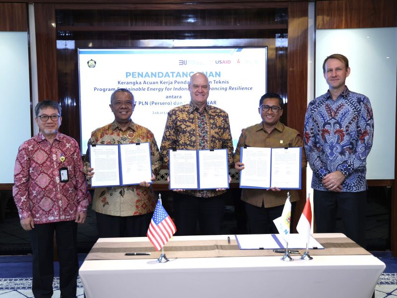 Penandatanganan kelanjutan Kerangka Acuan Kerja (KAK) antara PLN dan United States Agency for International Development (USAID) yang dilakukan oleh Direktur Legal dan Manajemen Human Capital PLN Yusuf Didi Setiarto (kedua dari kiri), Chief of Party USAID SINAR William R. Meade (tengah), dan Direktur Perencanaan Korporat dan Pengembangan Bisnis PLN Hartanto Wibowo (kedua dari kanan) yang disaksikan langsung oleh Direktur Pembinaan Program Ketenagalistrikan Kementerian Energi dan Sumber Daya Mineral (ESDM) Wanhar (kiri) dan Direktur Lingkungan Hidup USAID Indonesia Brian Dusza (kanan) di Kantor Pusat PLN, Jakarta (10/7).