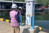 Srikandi PLN Unit Pelaksana Pelayanan Pelanggan (UP3) Sibolga saat memastikan Stasiun Pengisian Listrik Umum (SPLU) di Tempat Pelelangan Ikan (TPI) dalam kondisi prima.