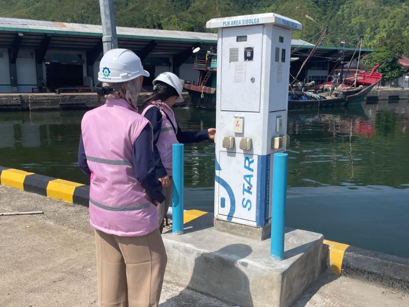 Srikandi PLN Unit Pelaksana Pelayanan Pelanggan (UP3) Sibolga saat memastikan Stasiun Pengisian Listrik Umum (SPLU) di Tempat Pelelangan Ikan (TPI) dalam kondisi prima.