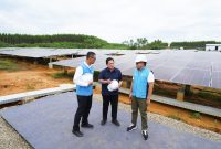 Menteri BUMN Erick Thohir (tengah) diskusi bersama Wakil Menteri BUMN Kartika Wirjoatmodjo (kanan) dan Direktur Utama PLN Darmawan Prasodjo (kiri) saat mengunjungi pembangkit listrik tenaga surya (PLTS) IKN, di Penajam Paser Utara, Kalimantan Timur, Sabtu (29/6).