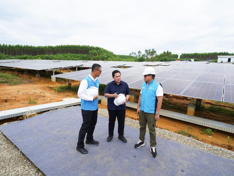 Menteri BUMN Erick Thohir (tengah) diskusi bersama Wakil Menteri BUMN Kartika Wirjoatmodjo (kanan) dan Direktur Utama PLN Darmawan Prasodjo (kiri) saat mengunjungi pembangkit listrik tenaga surya (PLTS) IKN, di Penajam Paser Utara, Kalimantan Timur, Sabtu (29/6).