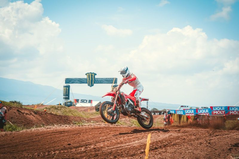 Pembalap kelas MXGP saat melintas di Sirkuit Selaparang pada main race seri 1. Seri 2 akan berlangsung kembali di Sirkuit Selaparang pada 6-7 Juli 2024.