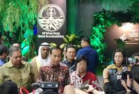 Presiden Republik Indonesia Joko Widodo (tiga dari kiri) didampingi Wakil Ketua MPR RI Fadel Muhammad (tiga dari kanan), Menteri Koordinator Bidang Perekonomian Airlangga Hartarto (kiri), Menteri Lingkungan Hidup dan Kehutanan Siti Nurbaya Bakar (dua dari kanan), Menteri Keuangan Sri Mulyani (kanan), dan Duta Besar Uni Emirat Arab Untuk Indonesia Abdulla Salem Al Dhaheri (dua dari kiri) melakukan wawancara dengan media saat mengunjungi Festival LIKE di Jakarta Convention Center, Jumat (10/8).