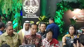 Presiden Republik Indonesia Joko Widodo (tiga dari kiri) didampingi Wakil Ketua MPR RI Fadel Muhammad (tiga dari kanan), Menteri Koordinator Bidang Perekonomian Airlangga Hartarto (kiri), Menteri Lingkungan Hidup dan Kehutanan Siti Nurbaya Bakar (dua dari kanan), Menteri Keuangan Sri Mulyani (kanan), dan Duta Besar Uni Emirat Arab Untuk Indonesia Abdulla Salem Al Dhaheri (dua dari kiri) melakukan wawancara dengan media saat mengunjungi Festival LIKE di Jakarta Convention Center, Jumat (10/8).