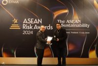 Direktur Utama PLN Darmawan Prasodjo mendapatkan penghargaan sebagai Risk Professional of the Year 2024 pada ajang ASEAN Risk Award (ARA) 2024. Penghargaan diserahkan oleh Ketua Institute of Compliance Professional Indonesia (ICoPI) Ridwan Hendra (kanan) kepada Executive Vice President Infrastruktur, Jaminan Kualitas dan Pelaporan Manajemen Risiko PLN, Deni Surya Permana (kiri) di Bangkok, Thailand.