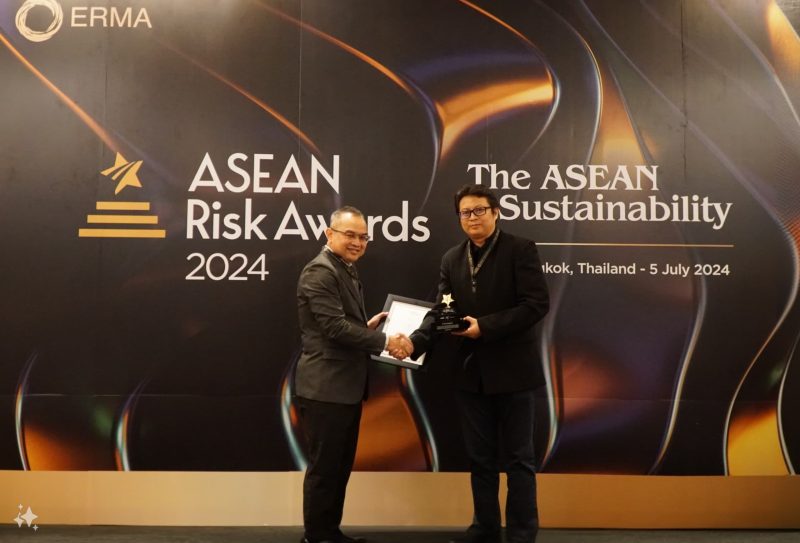 Direktur Utama PLN Darmawan Prasodjo mendapatkan penghargaan sebagai Risk Professional of the Year 2024 pada ajang ASEAN Risk Award (ARA) 2024. Penghargaan diserahkan oleh Ketua Institute of Compliance Professional Indonesia (ICoPI) Ridwan Hendra (kanan) kepada Executive Vice President Infrastruktur, Jaminan Kualitas dan Pelaporan Manajemen Risiko PLN, Deni Surya Permana (kiri) di Bangkok, Thailand.