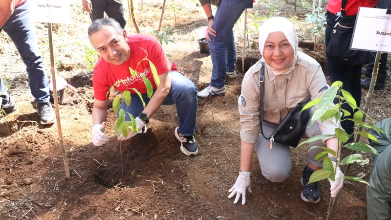  Direktur Utama Infomedia Eddy Sofryano (Kiri) dan Kepala Bidang PTN Wilayah III TNGGP Susanti (Kanan) saat melakukan penanaman pohon pada acara penanaman 1.000 pohon di Taman Nasional Gede Pangrango (TNGGP), beberapa waktu lalu.

