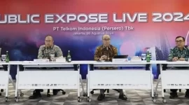 Direktur Keuangan dan Manajemen Risiko Telkom Heri Supriadi (Kedua dari Kiri), Direktur Keuangan & Manajemen Risiko Telkomsel Daru Mulyawan (Kedua dari Kanan), VP Investor Relations Telkom Octavius Oky Prakarsa (Paling Kiri), dan VP Corporate Communication Telkom Andri Herawan Sasoko (Paling Kanan) dalam acara Public Expose Live 2024 di Jakarta, Senin (26/8)