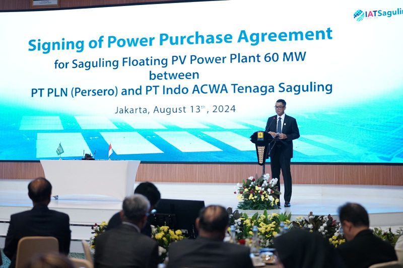 Direktur Utama PLN, Darmawan Prasodjo saat menyampaikan sambutannya pada acara penandatanganan Power Purchase Agreement untuk pengembangan proyek Pembangkit Listrik Tenaga Surya (PLTS) Terapung Saguling dengan kapasitas 60 Megawatt Alternating Current (MWAc) atau 92 Megawatt peak (MWp) di PLN Kantor Pusat, Jakarta, Selasa (13/8).