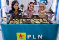 Ketua PIKK PLN, Diny Darmawan Prasodjo (tengah) didampingi  para Pengurus PIKK PLN, Sita Evy Haryadi (kiri) dan Veni Hartanto Wibowo (kanan) saat melihat produk UMKM binaan PLN di Bazar Merdeka.