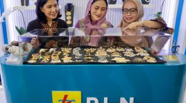 Ketua PIKK PLN, Diny Darmawan Prasodjo (tengah) didampingi  para Pengurus PIKK PLN, Sita Evy Haryadi (kiri) dan Veni Hartanto Wibowo (kanan) saat melihat produk UMKM binaan PLN di Bazar Merdeka.