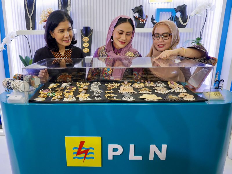 Ketua PIKK PLN, Diny Darmawan Prasodjo (tengah) didampingi  para Pengurus PIKK PLN, Sita Evy Haryadi (kiri) dan Veni Hartanto Wibowo (kanan) saat melihat produk UMKM binaan PLN di Bazar Merdeka.