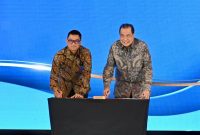 Penandatanganan Nota Kesepahaman antara Direktur Utama PLN Darmawan Prasodjo (kiri) dengan Chairman & Founder CT Corp Chairul Tanjung (kanan) terkait dengan kerja sama green economy pada Kamis, (8/8) di Makassar, Sulawesi Selatan.