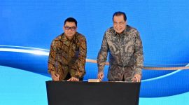 Penandatanganan Nota Kesepahaman antara Direktur Utama PLN Darmawan Prasodjo (kiri) dengan Chairman & Founder CT Corp Chairul Tanjung (kanan) terkait dengan kerja sama green economy pada Kamis, (8/8) di Makassar, Sulawesi Selatan.