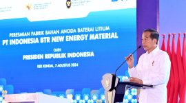 Presiden Republik Indonesia Joko Widodo menyampaikan sambutan saat peresmian pabrik bahan anoda baterai lithium di Kawasan Ekonomi Khusus Kendal, Jawa Tengah pada Rabu (7/8). (Foto: BPMI Setpres/Muchlis Jr)