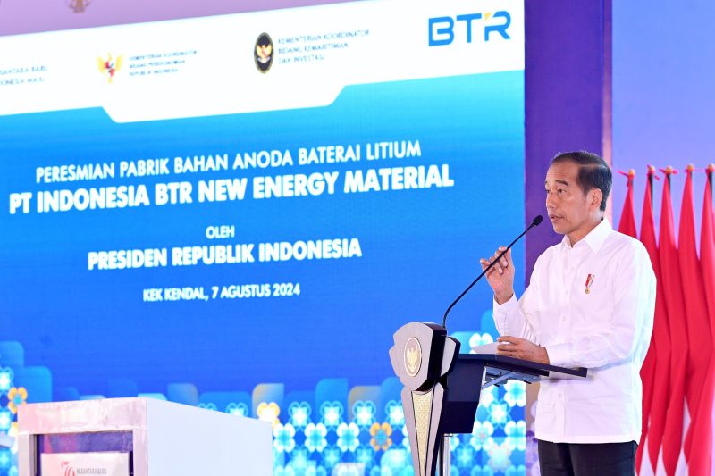 Presiden Republik Indonesia Joko Widodo menyampaikan sambutan saat peresmian pabrik bahan anoda baterai lithium di Kawasan Ekonomi Khusus Kendal, Jawa Tengah pada Rabu (7/8). (Foto: BPMI Setpres/Muchlis Jr)