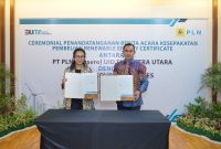 General Manager PLN UID Sumatera Utara, Saleh Siswanto (kanan) bersama Senior Manager Commercial PT Agincourt Resources, Jingga Ajani (kiri) menunjukkan berita acara pembelian layanan Renewable Energy Certificate (REC) sebanyak 275.000 unit yang merupakan transaksi terbesar pertama diluar Pulau Jawa, pada Selasa (13/8).