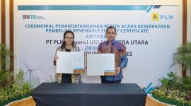 General Manager PLN UID Sumatera Utara, Saleh Siswanto (kanan) bersama Senior Manager Commercial PT Agincourt Resources, Jingga Ajani (kiri) menunjukkan berita acara pembelian layanan Renewable Energy Certificate (REC) sebanyak 275.000 unit yang merupakan transaksi terbesar pertama diluar Pulau Jawa, pada Selasa (13/8).
