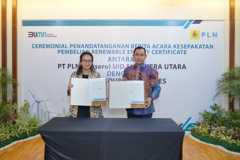 General Manager PLN UID Sumatera Utara, Saleh Siswanto (kanan) bersama Senior Manager Commercial PT Agincourt Resources, Jingga Ajani (kiri) menunjukkan berita acara pembelian layanan Renewable Energy Certificate (REC) sebanyak 275.000 unit yang merupakan transaksi terbesar pertama diluar Pulau Jawa, pada Selasa (13/8).