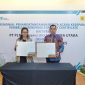 General Manager PLN UID Sumatera Utara, Saleh Siswanto (kanan) bersama Senior Manager Commercial PT Agincourt Resources, Jingga Ajani (kiri) menunjukkan berita acara pembelian layanan Renewable Energy Certificate (REC) sebanyak 275.000 unit yang merupakan transaksi terbesar pertama diluar Pulau Jawa, pada Selasa (13/8).