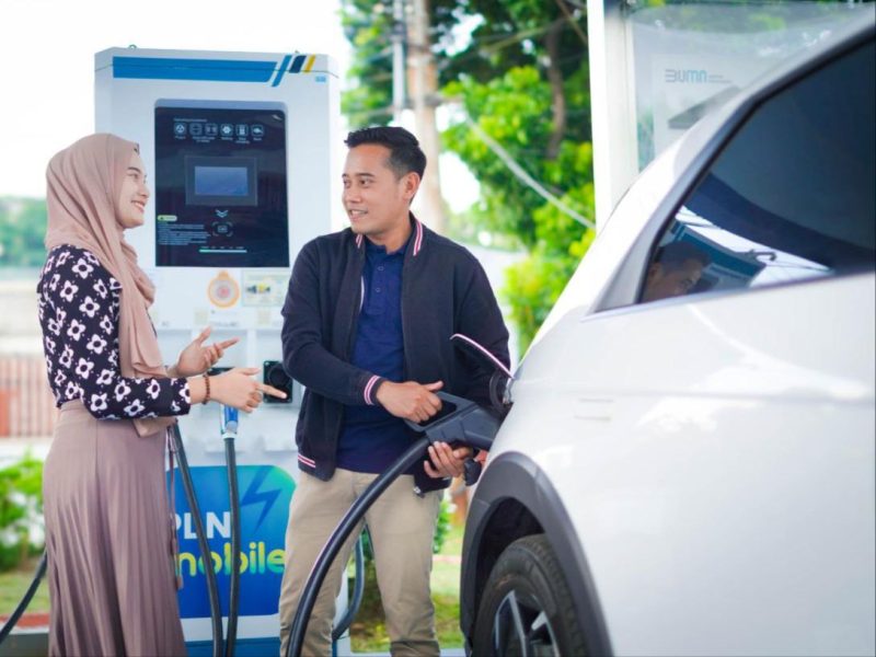 Pelanggan sedang melakukan pengisian daya di Stasiun Pengisian Kendaraan Listrik Umum (SPKLU) yang berlokasi di Kantor PLN Unit Induk Distribusi Jawa Tengah dan D.I. Yogyakarta.