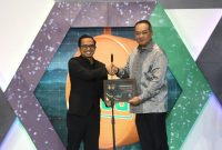 Mewakili Direktur Utama PLN, Darmawan Prasodjo, Vice President ESG dan Safeguard PLN, Imam Muttaqien (kiri) menerima penghargaan dari Direktur Utama IDX Channel Syafril Nasution (kanan) dalam ajang IDX Channel Anugerah ESG 2024 di Jakarta, pada Kamis (25/7).