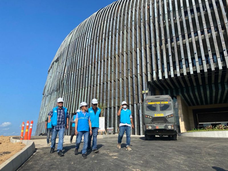 Direktur Distribusi PLN, Adi Priyanto (kedua dari kiri) bersama General Manager PLN UID Kaltimra Agung Murdifi (dua dari kanan) ketika memastikan keandalan listrik di Istana Negara di IKN.