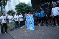 Sekretaris Perusahaan PLN Alois Wisnuhardana (empat dari kiri) didampingi Wakil Pemimpin Redaksi Harian Kompas Adi Prinantyo (tiga dari kiri), Executive Vice President Komunikasi Korporat PLN Gregorius Adi Trianto (dua dari kiri) dan Vice President Komunikasi Korporat PLN Grahita Muhammad (kiri) melepas pelari yang akan melakukan fun run sebelum acara Launching Jakarta Electric Run 2024, di Jakarta pada Kamis 