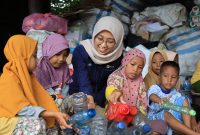 Melalui program TJSL, Pegawai PLN ikut melakukan edukasi kepada anak-anak di Sekolah Sungai Gunung Anyar Tambak di Surabaya, Jawa Timur.