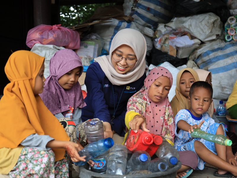 Melalui program TJSL, Pegawai PLN ikut melakukan edukasi kepada anak-anak di Sekolah Sungai Gunung Anyar Tambak di Surabaya, Jawa Timur.