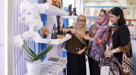 Ketua Persatuan Istri Karyawan dan Karyawati (PIKK) PLN, Diny Darmawan Prasodjo (tengah) didampingi  para Pengurus PIKK PLN, Sita Evy Haryadi (kanan) dan Veni Hartanto Wibowo (kiri) saat mengunjungi booth PLN di Bazar Merdeka, Kementerian BUMN.