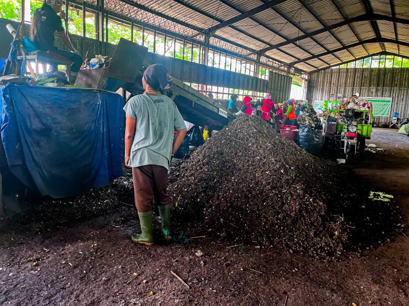 Tempat Pengelolaan Sampah Terpadu (TPST) di Banyumas yang dilengkapi mesin pemilah sampah organik dan anorganik menghasilkan produk akhir berupa bubur sampah organik yang digunakan sebagai bahan baku biomassa untuk co-firing PLTU.