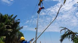 Petugas PLN bergotong-royong dalam membangun jaringan listrik untuk menerangi desa-desa di Sintang, Kalimantan Barat.