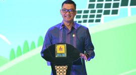 Dalam agenda Penerangan Hukum oleh Kejaksaan Agung RI yang digelar di Jakarta pada Senin (12/8), Direktur Utama PLN Darmawan Prasodjo menyampaikan pentingnya dukungan dari Kejaksaan Agung dalam menjalankan tugas-tugas besar PLN, terutama dalam menghadapi tantangan perubahan iklim dan transisi energi dari bahan bakar fosil menuju energi terbarukan.