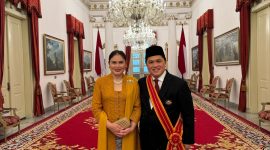 Menteri Badan Usaha Milik Negara Erick Thohir (kanan) didampingi sang istri berfoto setelah menerima gelar tanda kehormatan Bintang Mahaputera Adipradana dari Presiden Republik Indonesia Joko Widodo di Istana Negara, pada hari Rabu (14/8).