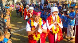 Penyambutan kedatangan Relawan Bakti BUMN Batch VI oleh masyarakat Desa Manistutu, Jembrana, Bali. Selama 3 hari para relawan akan mengembangkan potensi setempat.