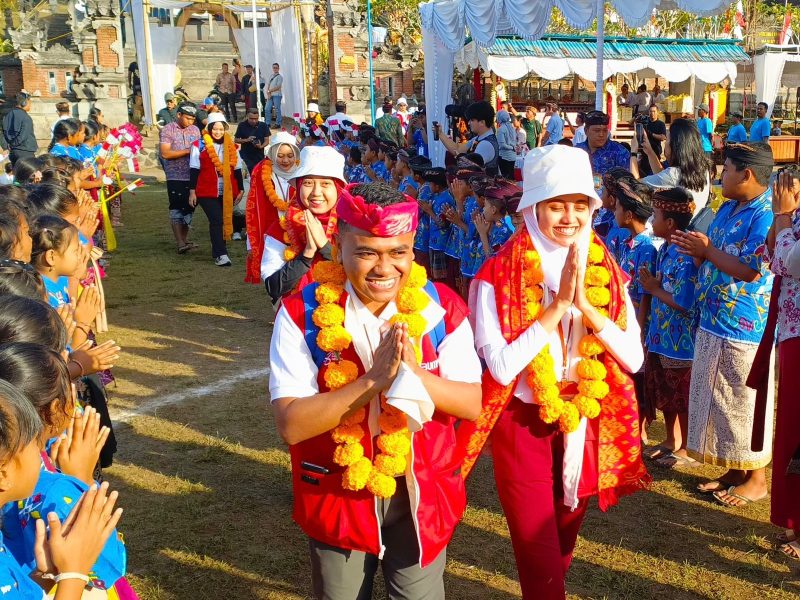Penyambutan kedatangan Relawan Bakti BUMN Batch VI oleh masyarakat Desa Manistutu, Jembrana, Bali. Selama 3 hari para relawan akan mengembangkan potensi setempat.