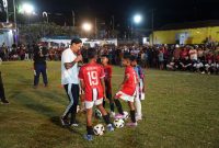 Bintang sepak bola, Irfan Bachdim saat memberikan coaching clinic kepada anak-anak Kecamatan Jembrana di Lapangan Desa Manistutu, Jembrana, Bali Kamis (15/8) malam.