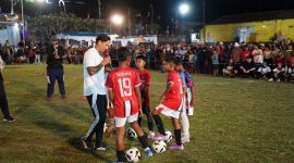 Bintang sepak bola, Irfan Bachdim saat memberikan coaching clinic kepada anak-anak Kecamatan Jembrana di Lapangan Desa Manistutu, Jembrana, Bali Kamis (15/8) malam.