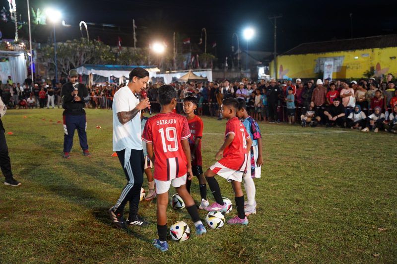 Bintang sepak bola, Irfan Bachdim saat memberikan coaching clinic kepada anak-anak Kecamatan Jembrana di Lapangan Desa Manistutu, Jembrana, Bali Kamis (15/8) malam.