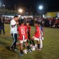 Bintang sepak bola, Irfan Bachdim saat memberikan coaching clinic kepada anak-anak Kecamatan Jembrana di Lapangan Desa Manistutu, Jembrana, Bali Kamis (15/8) malam.