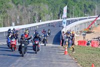 Presiden Joko Widodo saat meninjau progres pembangunan jalan tol Ibu Kota Nusantara (IKN) menggunakan sepeda motor di Kalimantan Timur pada Minggu (28/7). Proyek ini menggunakan Fly Ash dan Bottom Ash (FABA) sebagai campuran bahan konstruksi. (Foto: BPMI Setpres/Rusman)