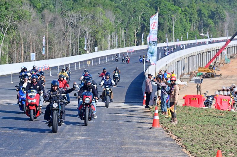 Presiden Joko Widodo saat meninjau progres pembangunan jalan tol Ibu Kota Nusantara (IKN) menggunakan sepeda motor di Kalimantan Timur pada Minggu (28/7). Proyek ini menggunakan Fly Ash dan Bottom Ash (FABA) sebagai campuran bahan konstruksi. (Foto: BPMI Setpres/Rusman)