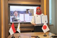 Penandatanganan kerja sama antara PLN dan Japan Bank for International Cooperation (JBIC) terkait Investasi Transisi Energi di Indonesia oleh Direktur Keuangan PLN Sinthya Roesly (kanan) dan Managing Executive Officer Global Heads of Infrastructure and Enviroment Finance Group JBIC Hiroki Sekine (kiri).