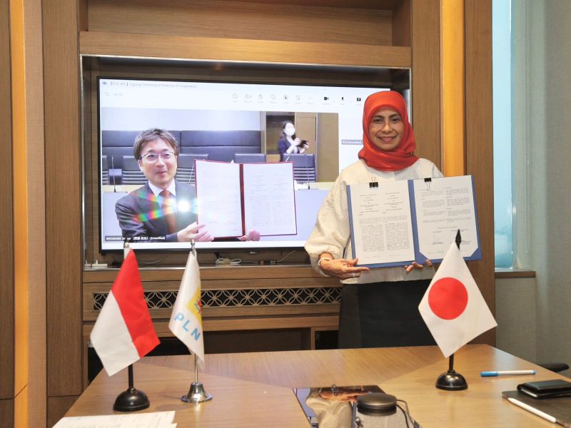 Penandatanganan kerja sama antara PLN dan Japan Bank for International Cooperation (JBIC) terkait Investasi Transisi Energi di Indonesia oleh Direktur Keuangan PLN Sinthya Roesly (kanan) dan Managing Executive Officer Global Heads of Infrastructure and Enviroment Finance Group JBIC Hiroki Sekine (kiri).