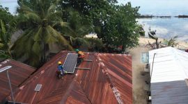 Petugas PLN tengah memasang panel surya instalasi SuperSun di Pulau Polewali, Kabupaten Pangkep.