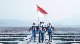 Direktur Utama PLN Darmawan Prasodjo (kedua dari kiri) didampingi Direktur Manajemen Pembangkitan PLN Adi Lumakso (kiri), Direktur Utama PLN Nusantara Power Ruly Firmansyah (kanan), dan Managing Director Masdar Asia Pacific, Sujit S. Parhar (kedua dari kanan) berjalan diantara panel surya dengan menggenggam bendera merah putih saat meninjau pembangkit listrik tenaga surya (PLTS) terapung Cirata di Purwakarta, Jawa Barat yang menjadi PLTS Terapung terbesar di Asia Tenggara. Hal ini menjadi salah satu bukti pencapaian hasil dari PLTS ini menjadi bukti tramsformasi pembentukan struktur Holding Sub Holding di perusahaan.