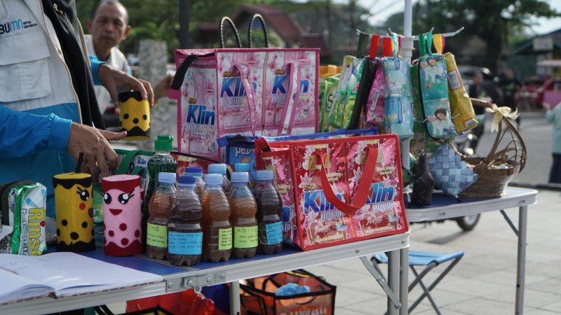 PLN bersama Bank Sampah Pasie Nan Tigo dan MinaGot Sumatera Barat melakukan inovasi dengan mengolah sampah menjadi barang berdaya guna sehingga sampah benar-benar menjadi zero waste sebagai aksi nyata peduli lingkungan.